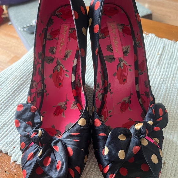 Betsey Johnson Lydia Wedge Peeptoe Heels Rose Print Black Red Pink Satin Women - Picture 3 of 8